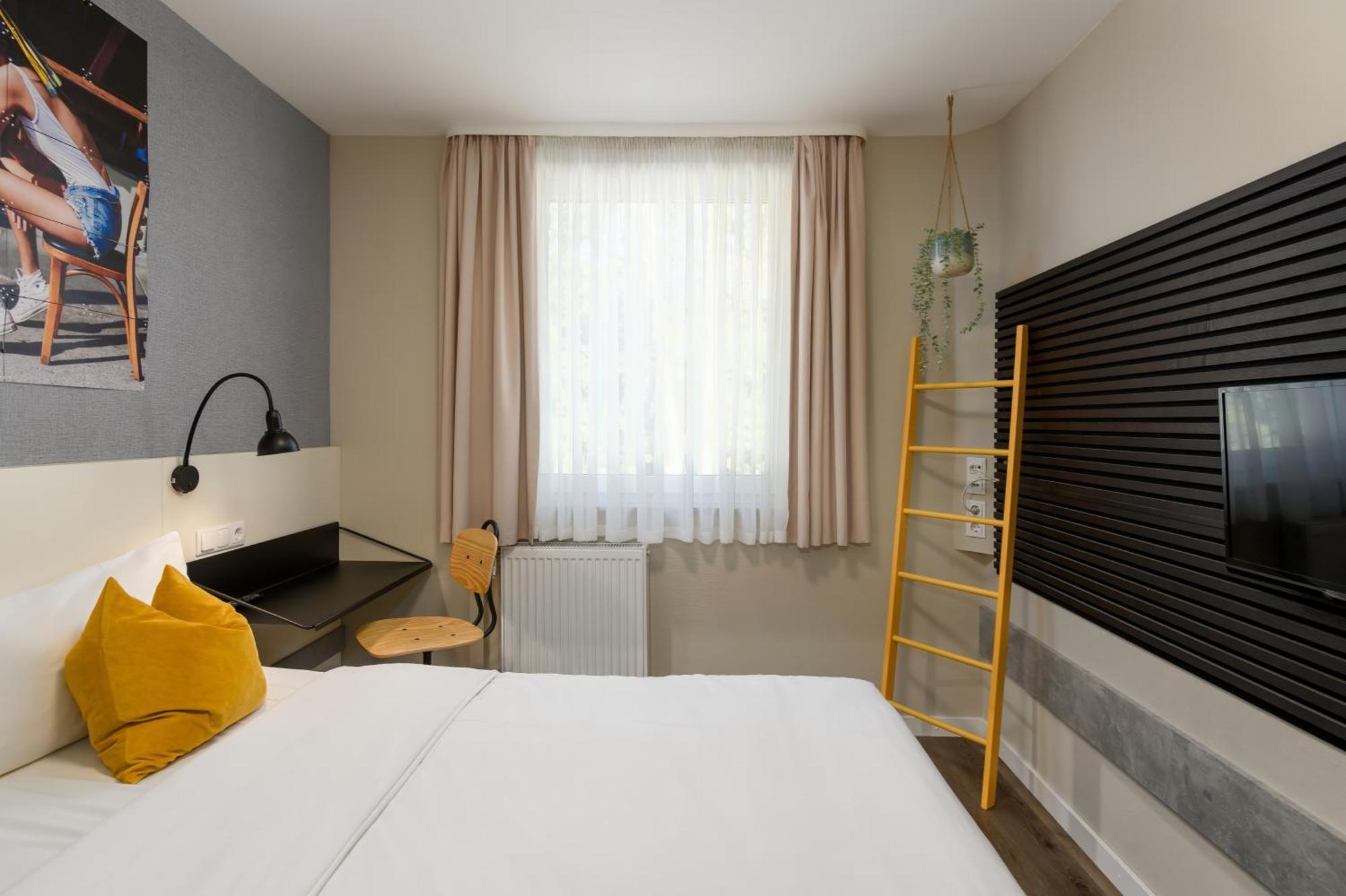 Ibis Styles West